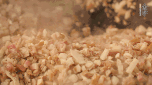 鍋中熱油，依次下食材翻炒，加2勺料酒、少許胡椒粉調(diào)味，撒蔥花攪拌均勻。