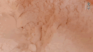 糯米粉中加入溫水，反復(fù)揉成團(tuán)。