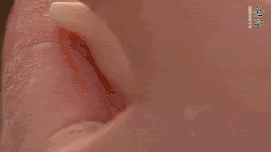 取一小團(tuán)面，用掌心搓成小球狀，從小球中心捏窩，放入餡料，封口后，留出小尾巴。