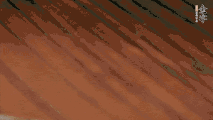 待水沸騰，煮到湯圓浮起，碗中加點(diǎn)豬油、生抽、蔥花就可以了。