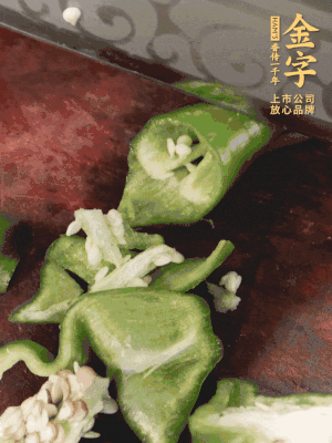 辣椒洗凈斜切成段，蒜切片。