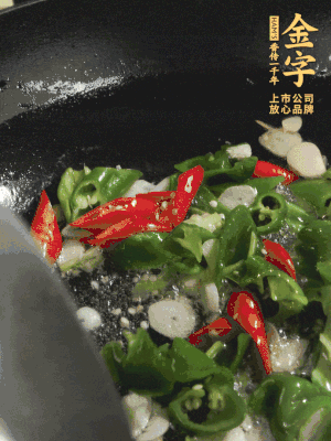 起鍋燒油，加辣椒、蒜片大火翻炒出香味。