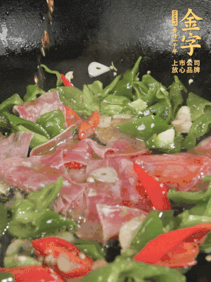 再下蒸炒火腿煸炒，加少許白糖提鮮。