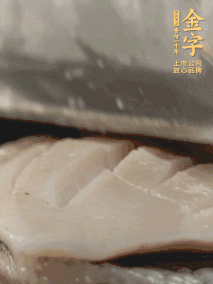 鮑魚用勺子撬出來，去掉內(nèi)臟和牙齒，加面粉、白醋、鹽、啤酒抓一下，清水洗凈，切花刀。