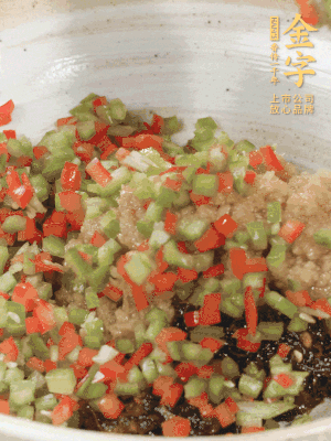 XO醬、蒜蓉醬、青紅椒粒攪拌成醬料。