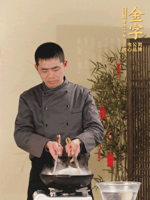 整只土雞冷水下鍋，加蔥姜、料酒焯水，撈出后用溫水清洗干凈。