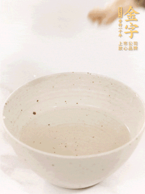 羊肚菌流水洗凈2遍后，溫水泡發(fā)15-20分鐘。