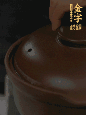 雞、火腿、姜片一起放入砂鍋中，大火轉(zhuǎn)小火燉2小時(shí)。