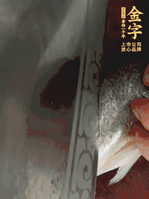 黃魚沿背脊兩邊各劃斜刀，放到蔥姜鹽水中浸泡10分鐘。