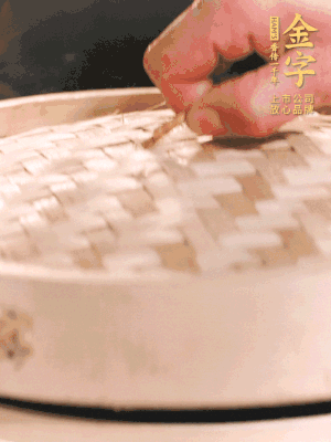 醬鴨半只加姜片、蔥、黃酒上鍋蒸20分鐘。