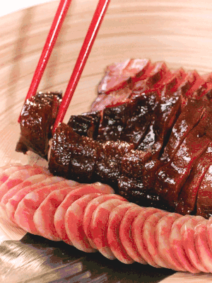 香腸、醬肉適合切片、醬鴨適合切塊。