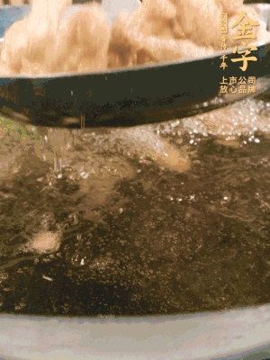 金字小酥肉熱油入鍋，炸3-4分鐘，炸到金黃酥脆。