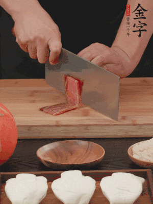 金字火腿上方切薄片。