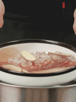 置于盤中，加冰糖100g、黃酒100g、水200g，上鍋蒸20分鐘。