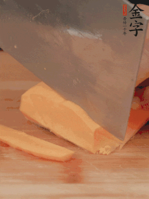 南瓜改刀切片，把蒸好的火腿鋪到南瓜上。