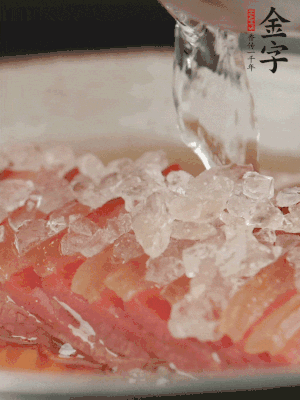 依舊放上冰糖100g、黃酒100g、水200g，鍋中再蒸15分鐘。