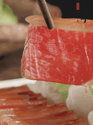 吃的時(shí)候，把薄片火腿放入荷葉夾中就可以了。