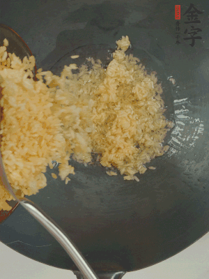 熱油下鍋，邊按壓邊翻炒均勻。