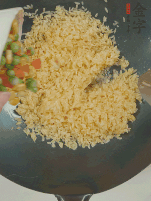 下豌豆粒、胡蘿卜粒、玉米粒。（買現(xiàn)成冷凍的雜菜即可，非常方便）