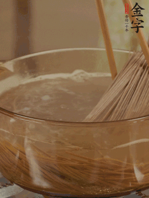 水開后下蕎麥面，煮2分鐘后過涼水備用。