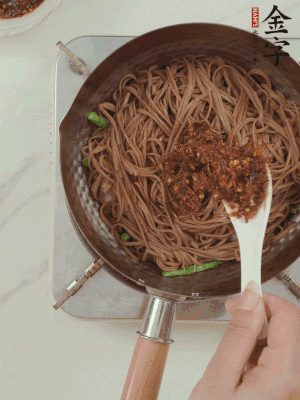 下蕎麥面，淋上少許醬油，加2勺金字火腿大師醬略翻炒即可。