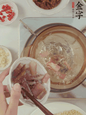 魷魚熱水下鍋，焯水備用。