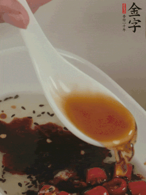 再加2勺生抽、1勺香醋攪拌。