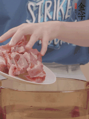 排骨剁小塊，加姜片、料酒沸水下鍋焯水。