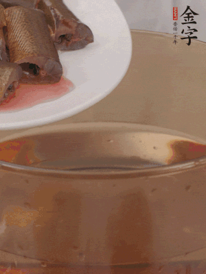 處理干凈的黃鱔段，加姜片、料酒沸水下鍋焯水。撈出用涼水沖洗干凈。