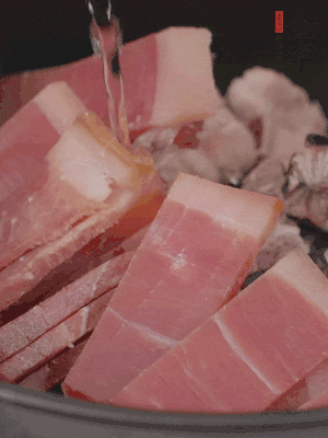 排骨、黃鱔段、金字火腿片放入砂鍋中，加沒(méi)過(guò)食材的水。