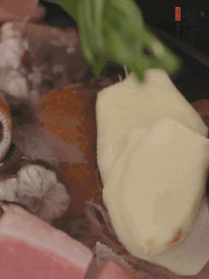 加姜片、蔥結(jié)、料酒。