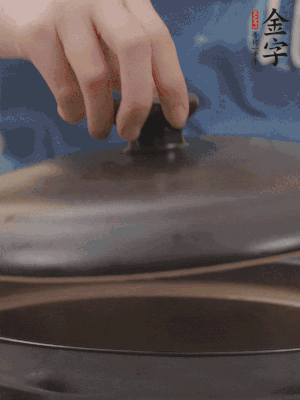 大火煮開(kāi)后轉(zhuǎn)小火，燉煮20分鐘左右。