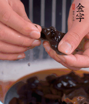 木耳冷水泡發(fā)，處理成小塊。（如果是小木耳就不用切了）