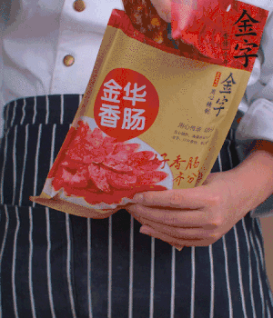 香腸切成斜片，小米辣切成斜片。