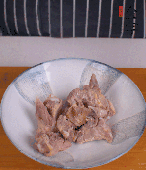 排骨加1勺黃酒、1勺蠔油、1勺玉米淀粉、1/4勺胡椒粉腌制半小時。