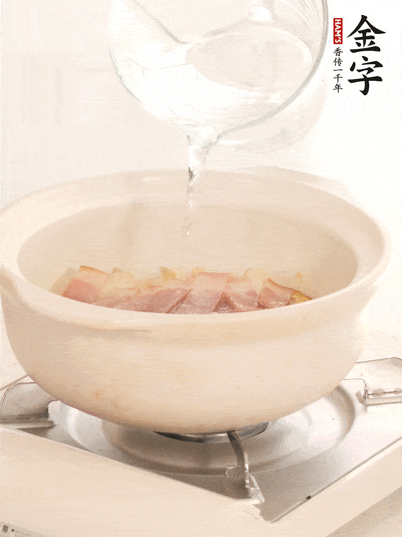 放入火腿片，加開(kāi)水，再加入豆腐