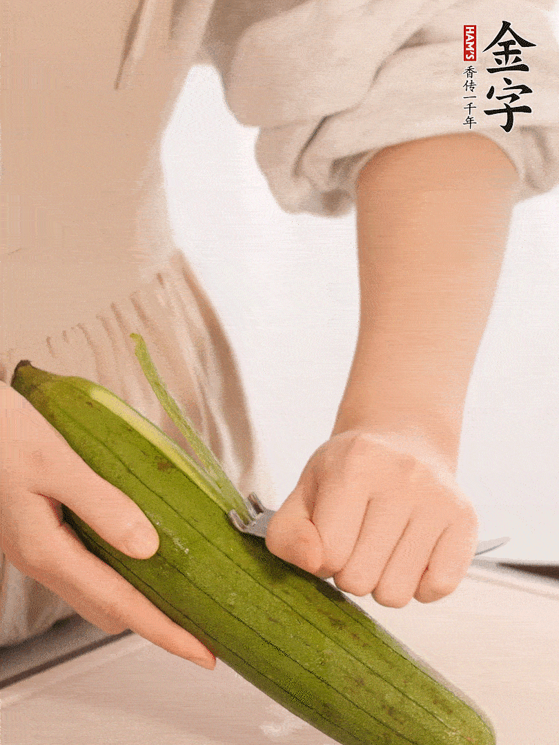 絲瓜去皮切滾刀塊用鹽殺一下水分洗凈。