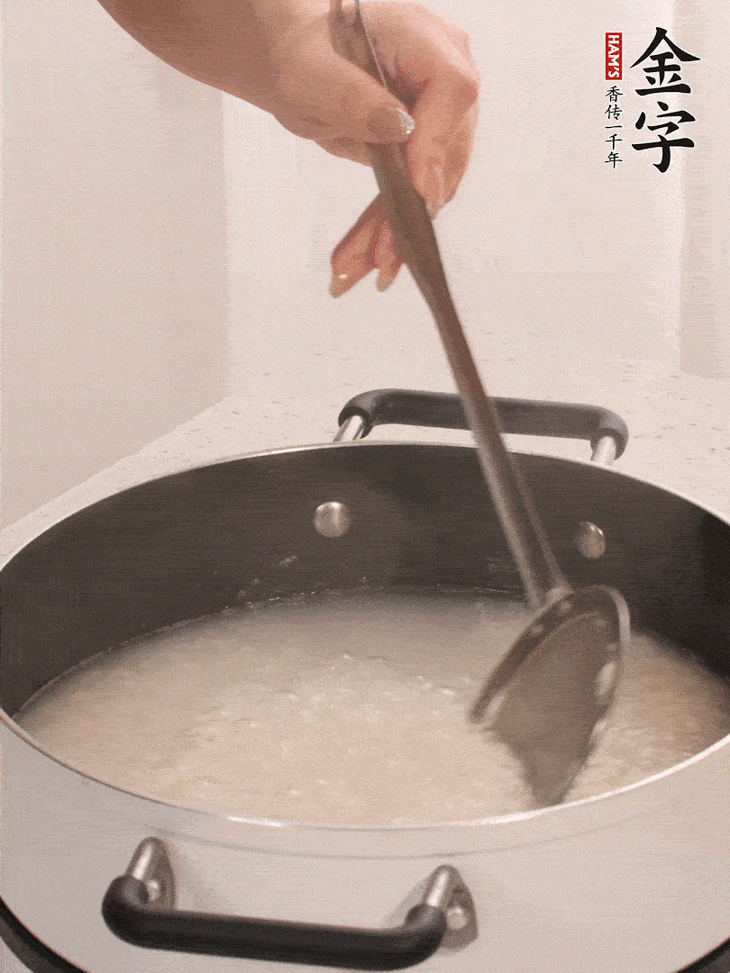 香菇、土豆、胡蘿卜、金字土香腸切小塊。