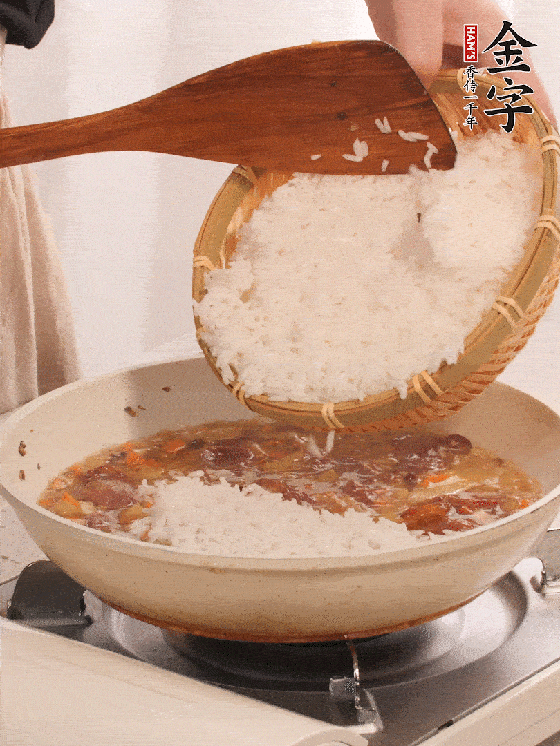 熱鍋燒油，香腸煸出油，加姜片去腥，加土豆、胡蘿卜、香菇翻炒到半熟，隨后加豆角、2小勺鹽、1大勺生抽，煸炒均勻。