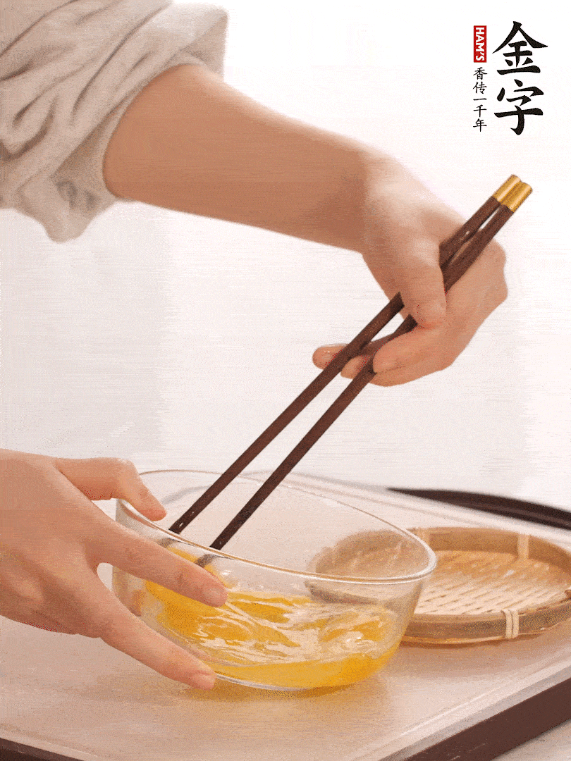 兩顆雞蛋打散。