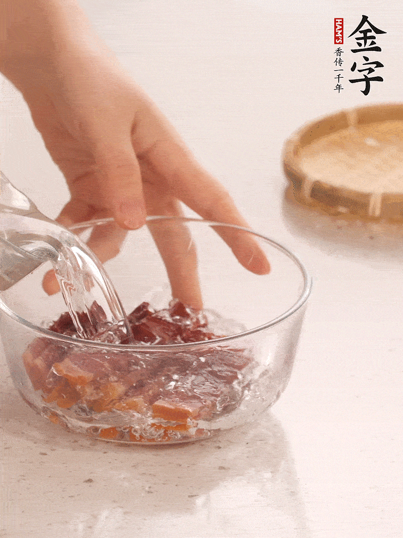 金字火腿切片，溫水泡5分鐘。