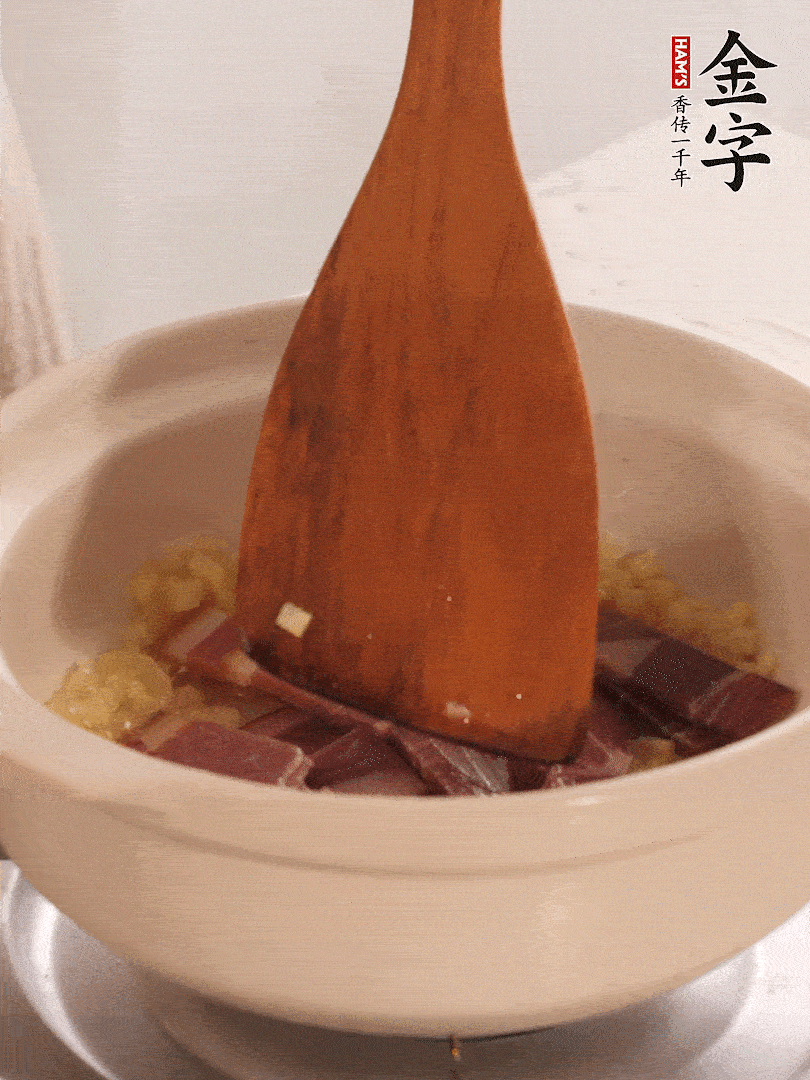 加熱水，加入白菜蓋上蓋子煨煮3分鐘。