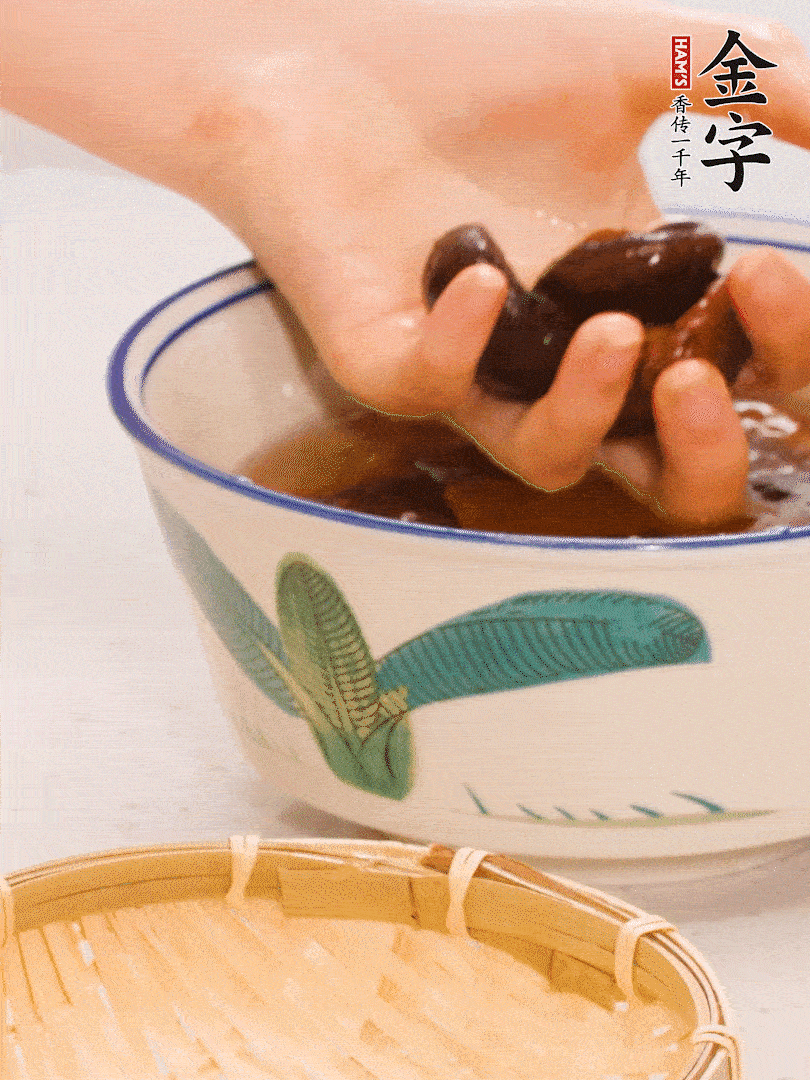 干香菇提前泡發(fā)切片，泡香菇水留著備用。