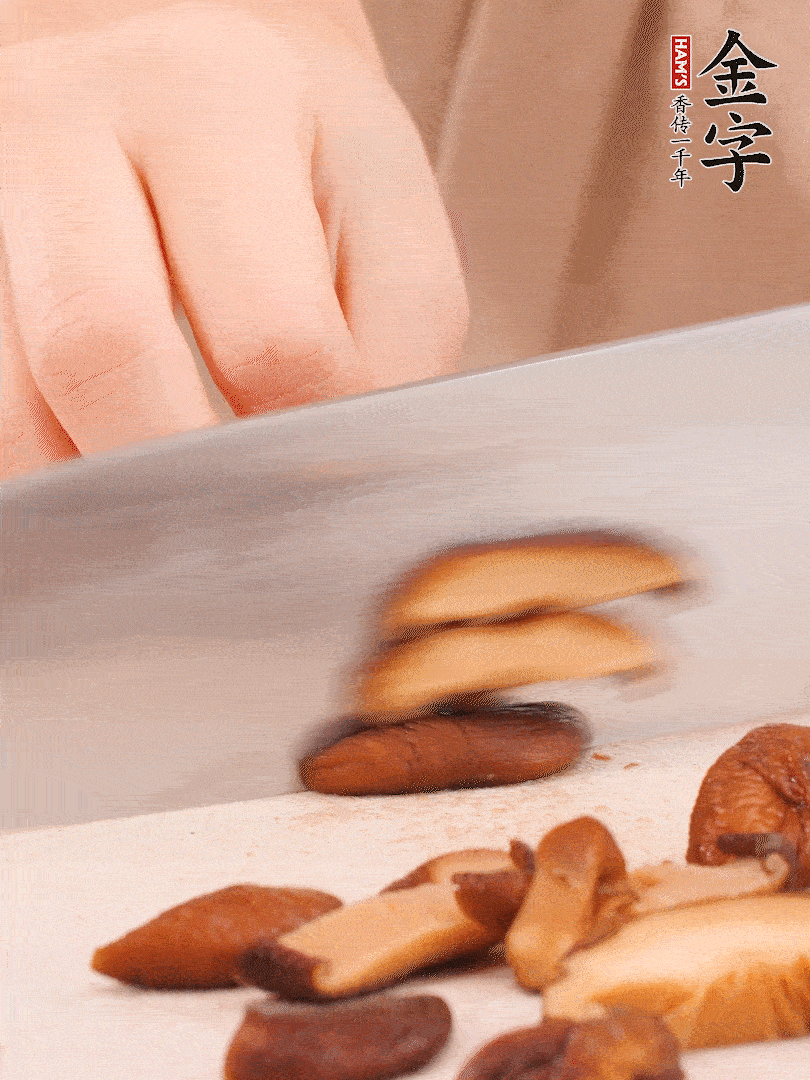 干香菇泡發(fā)，切成小塊。