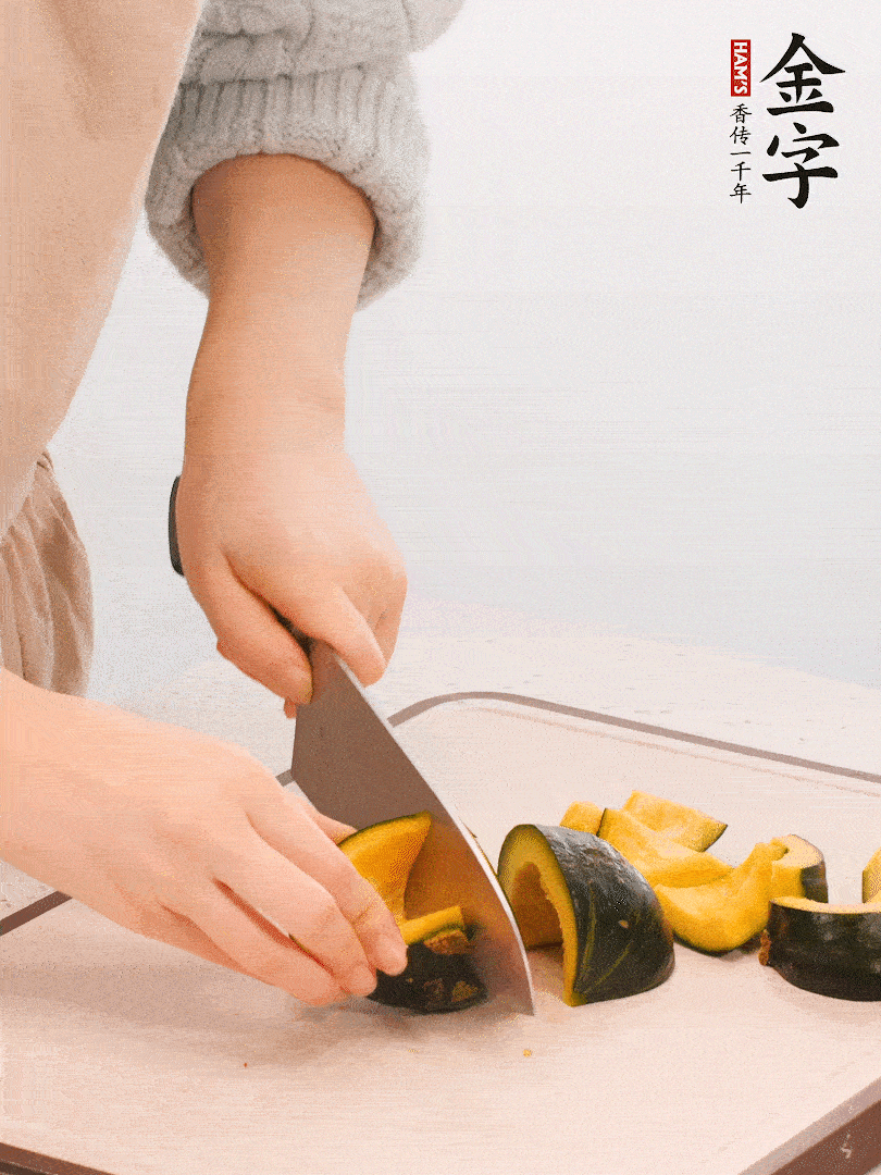 貝貝南瓜切小塊，生姜切成姜絲。