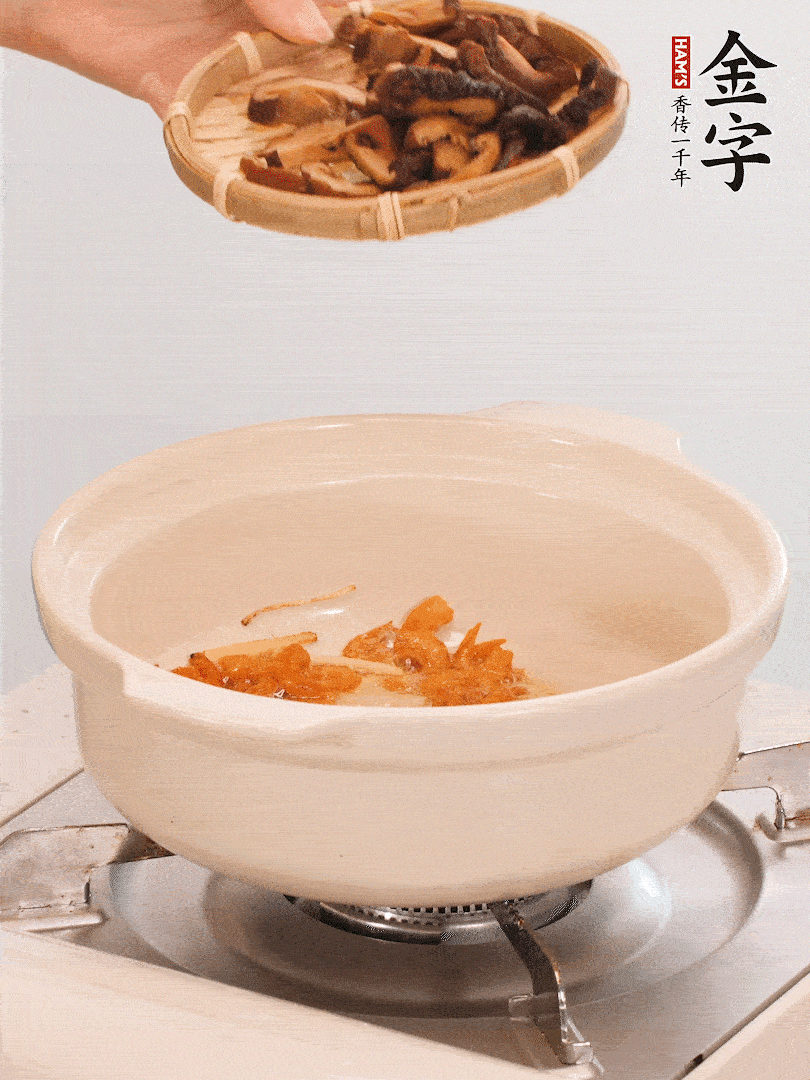 砂鍋倒入少許油，放入姜絲、海米小火煸香；再放入香腸、南瓜、干香菇一起翻炒2分鐘。