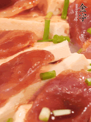 調(diào)一個醬汁：2勺生抽、1勺蠔油、半勺白糖、1勺淀粉、半碗清水調(diào)成料汁燒開