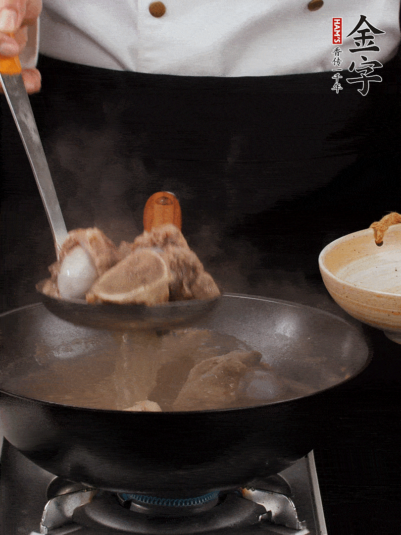 大筒骨清水浸泡30分鐘，中途換水2-3次。冷水下鍋，加姜片、料酒焯水，撇去浮沫。