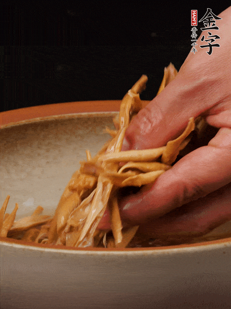 農(nóng)家土筍尖提前泡軟，用刀劃成細(xì)絲，這樣會(huì)更加入味。