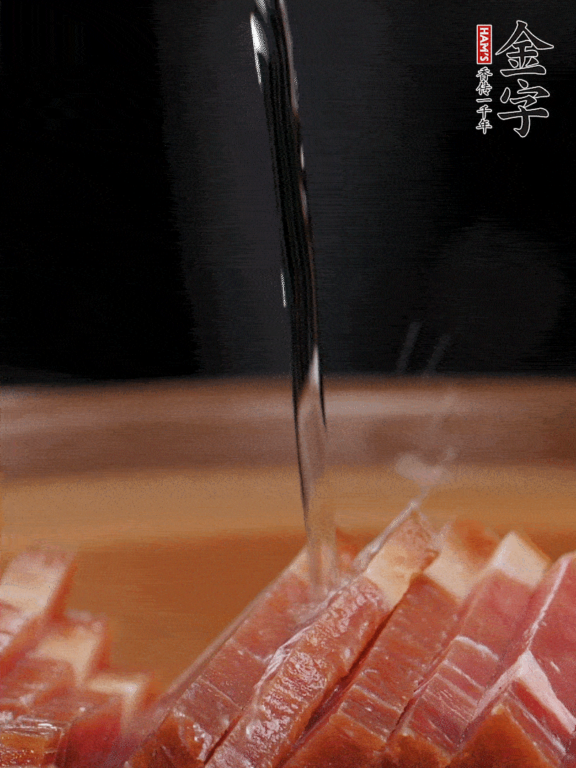 金字火腿切片，放入溫水中泡10分鐘，金字土香腸斜切成片。千張切成細(xì)條。